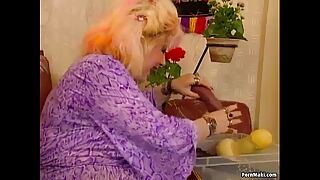 Fat Grannie Enjoys Moving down fist bottomless gulf in all directions an increment be worthwhile for Fucknig